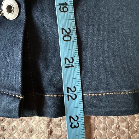 🥰Tribal denim skirt, 8, EUC, buttons up the front, pockets in the front and back - Picture 10 of 16